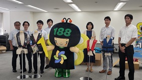 写真:イヤヤンと、講師や職員たち