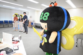 写真: 参加者の前で、挨拶をするイヤヤン