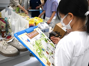 写真:ボードを見ながら調べる参加者