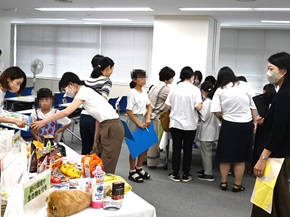 写真:ボードを見ながら調べる参加者たち