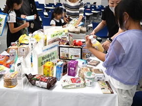 写真:子どもたちに、職員が説明している様子