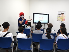 写真:参加者である子どもたちに、職員が説明している様子