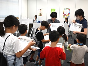 写真:参加者である子どもたちがミッションをみて考えている様子