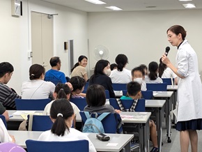 写真:講師が説明している様子