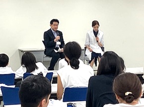 写真:講師が説明している様子