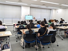 写真:講義を聞く子どもたちの様子