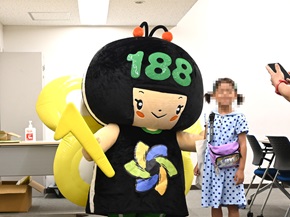 写真:イヤヤンとの記念撮影をする子ども