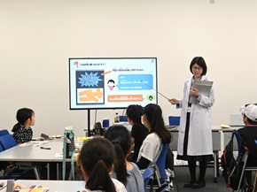 写真:講師役である職員たちが、子どもたちに説明をしている様子