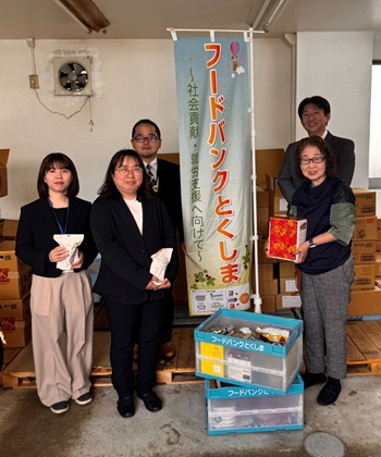 職員から食品が渡される様子