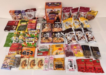 贈された食品が並んでいる