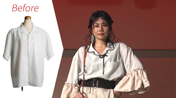 写真:袖に大ぶりのフリルをつけた白いシャツを着てポーズをとる女性の上半身。右側に、リメイク前のシンプルな白い半そでのシャツが映っている。