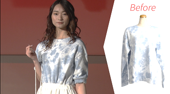 写真:リメイクされたワンピースを着た女性。左側には、リメイク前の長袖のシャツが映っている