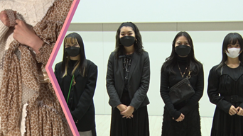 写真:左:リメイクされたワンピースの一部が映る。右:4人の女性が並ぶ。