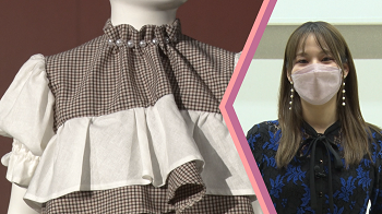 写真:左:首元に白いパールがあしらわれたブラウスのアップ:右:一人の女性。