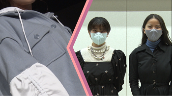 写真:左:袖の部分をリメイクされた服のアップ:右:二人の女性が並ぶ。