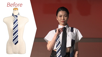 写真:ネクタイを服の模様のように縫い込んだシャツを羽織る女性