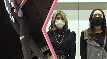 写真:左:リメイクされたシャツを着て歩く女性の、上着の裾から足さばきが映る。:右:二人の女性が並ぶ。