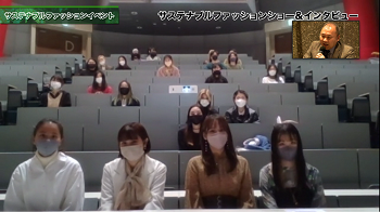 写真:4人の女性が並んでいる。