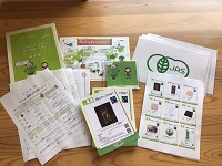 写真:指導書やワークシートなどの紙の教材が並んでいる