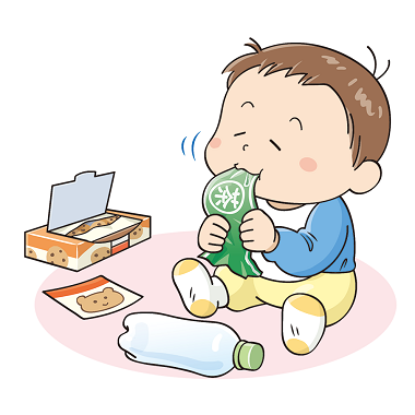 図:ペットボトルの包装フィルムを持ってかじっている赤ちゃん。赤ちゃんの周りには包装フィルムが取れたペットボトル、お菓子の入った四角い紙パッケージ、お菓子に付属したシールが落ちているイラスト