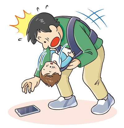 画像:保護者が地面に落ちたスマホを拾うため前かがみになったところ、子どもが抱っこひもから転落しそうになっているイラスト