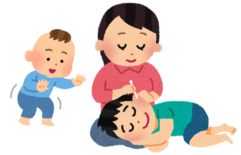 親が、子どもの耳掃除をしている後ろから、別の子どもが近づいているイラスト