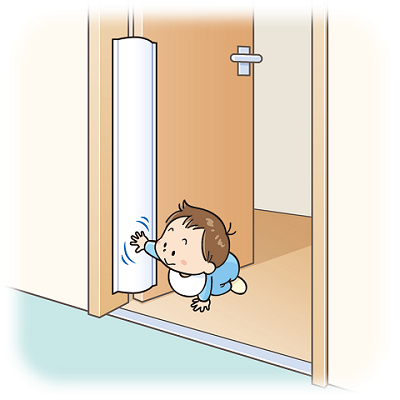イラスト:ドアに設置した隙間防止カバーに子どもが手を伸ばしている