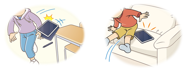 イラスト:左:歩いているこどもの腕が机の上のタブレット端末に当たり、端末が落ちそうになっている様子:右:ソファの上に置いているタブレット端末をソファに座ろうとしたこどもがお尻で踏みつけそうになっている様子