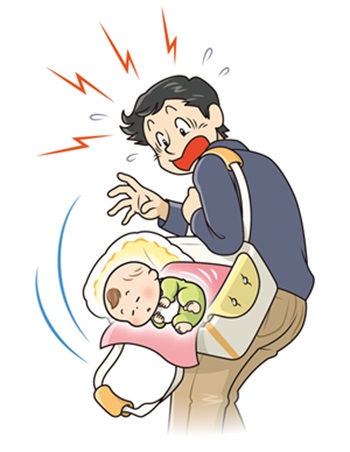 父親が、自分の肩にかけたクーハンの紐が外れ、こどもが中から転がり落ちそうになっているのを見て、焦っている様子