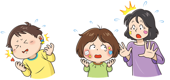 左:こどもが誤ってシールを耳に入れてしまい困っている様子:右:親子で顔にタトゥーシールを貼っていて、こどもだけシールの部分が赤くなり困っている様子