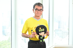 河野内閣府特命担当大臣(消費者及び食品安全)が、黄色いサッカーレフェリーのウェアを着用し、手に「イヤヤン」(消費者ホットライン188番イメージキャラクター)のぬいぐるみを両手で持ち、こちらを向いて立っている